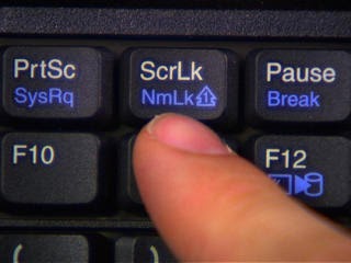 Bàn phím laptop bị lỗi đánh chữ ra số phải làm sao?
