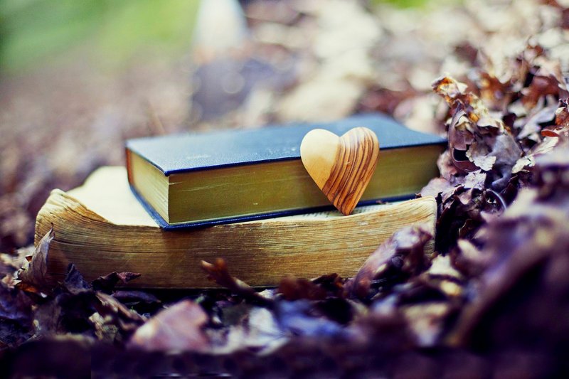 Yellow-Heart-And-Vintage-Books-2880x1920.jpg